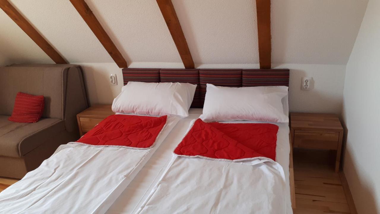 Konoba Ognjiste Bed and Breakfast Sokolac  Exteriör bild