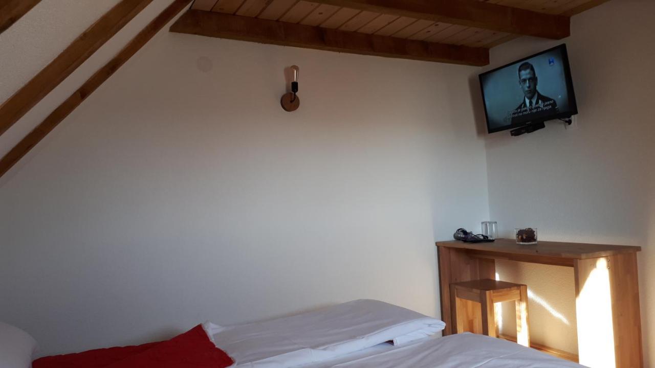 Konoba Ognjiste Bed and Breakfast Sokolac  Exteriör bild