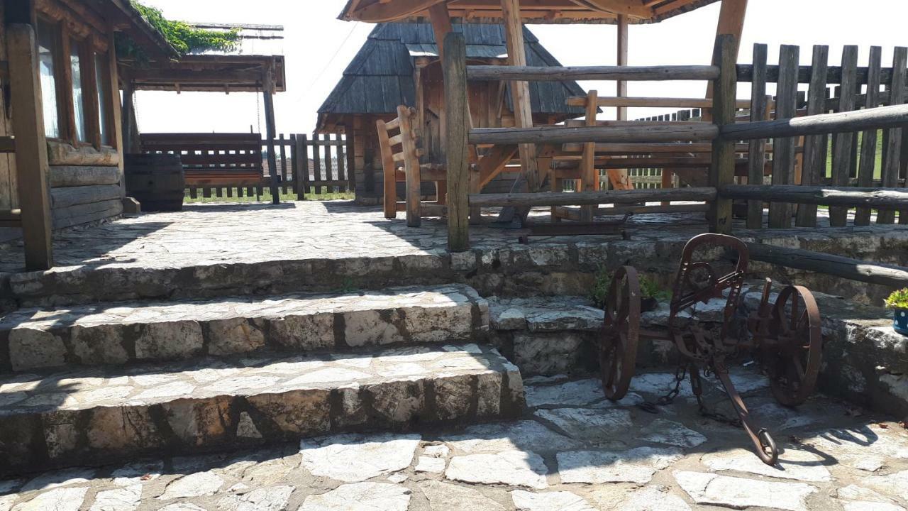 Konoba Ognjiste Bed and Breakfast Sokolac  Exteriör bild